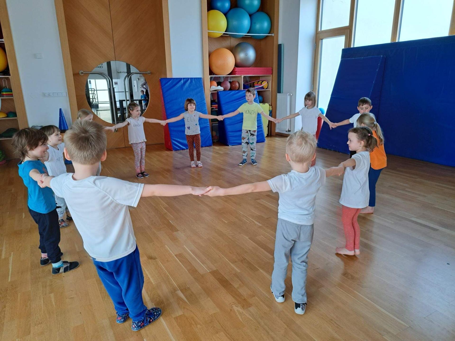Děti v kruhu.