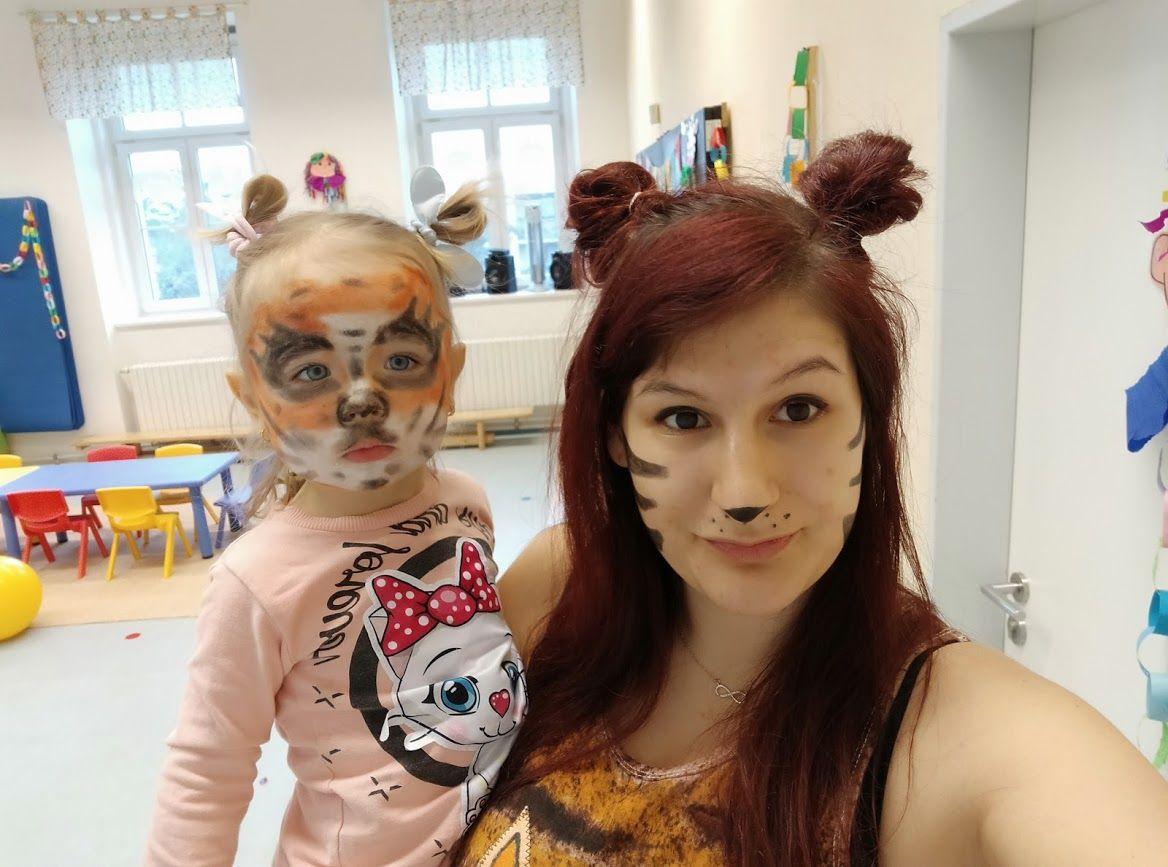 Zaměstnankyně s dítětem.